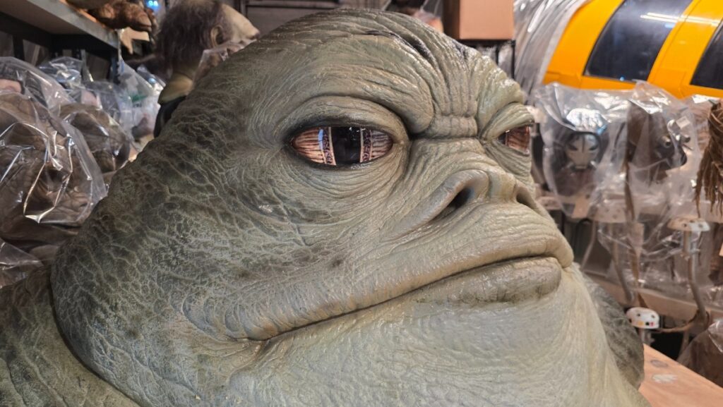 Captura-de-pantalla_21-4-2026_21228_pixlr.com_-1024x577 El espejismo del látex: Mandalorian, Disney y la liturgia del efecto práctico