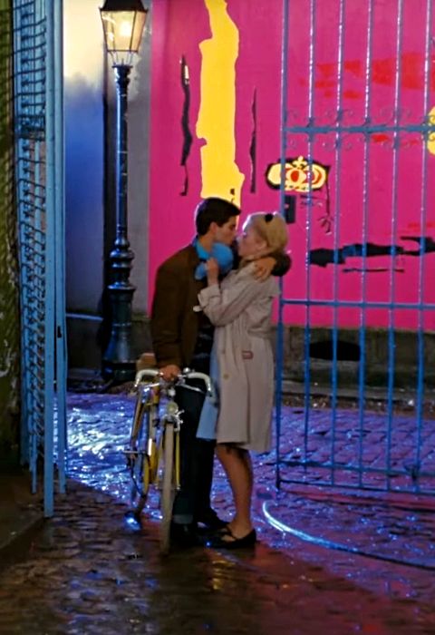 Captura-de-pantalla_4-4-2026_94425_www.youtube.com-fotor-2026040495326 El beso bajo el artificio: geometría del deseo en Los paraguas de Cherburgo