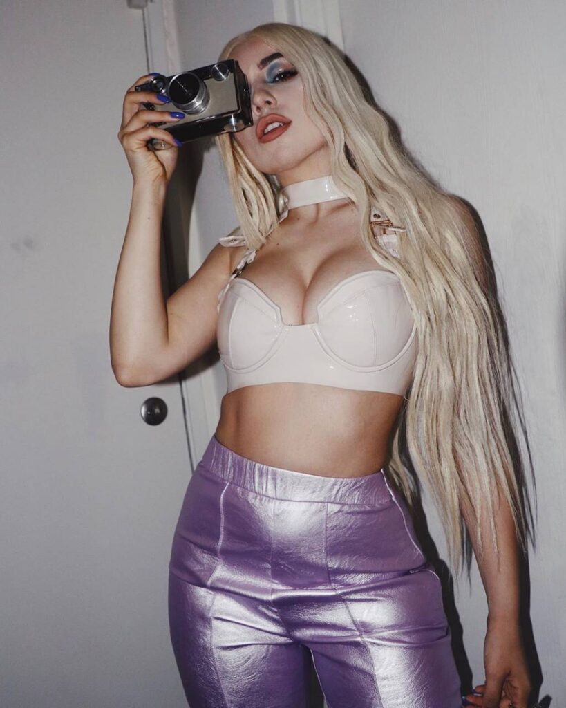 IMG_0870-819x1024 Ava Max desnuda el ascenso de una arquitecta del pop