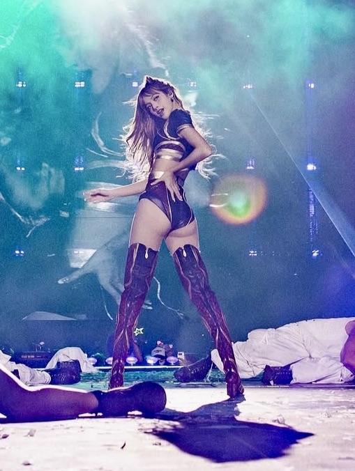 RDT_20250719_185844 Lisa BlackPink desnuda maestría de movimiento y aura escénica