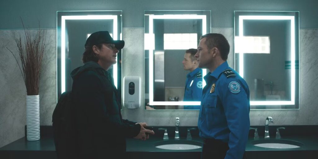 carry-on-traveler-and-ethan-in-bathroom-1024x512 El pulso invisible del director: Collet-Serra entre Equipaje de mano e Ice Road: Vengeance