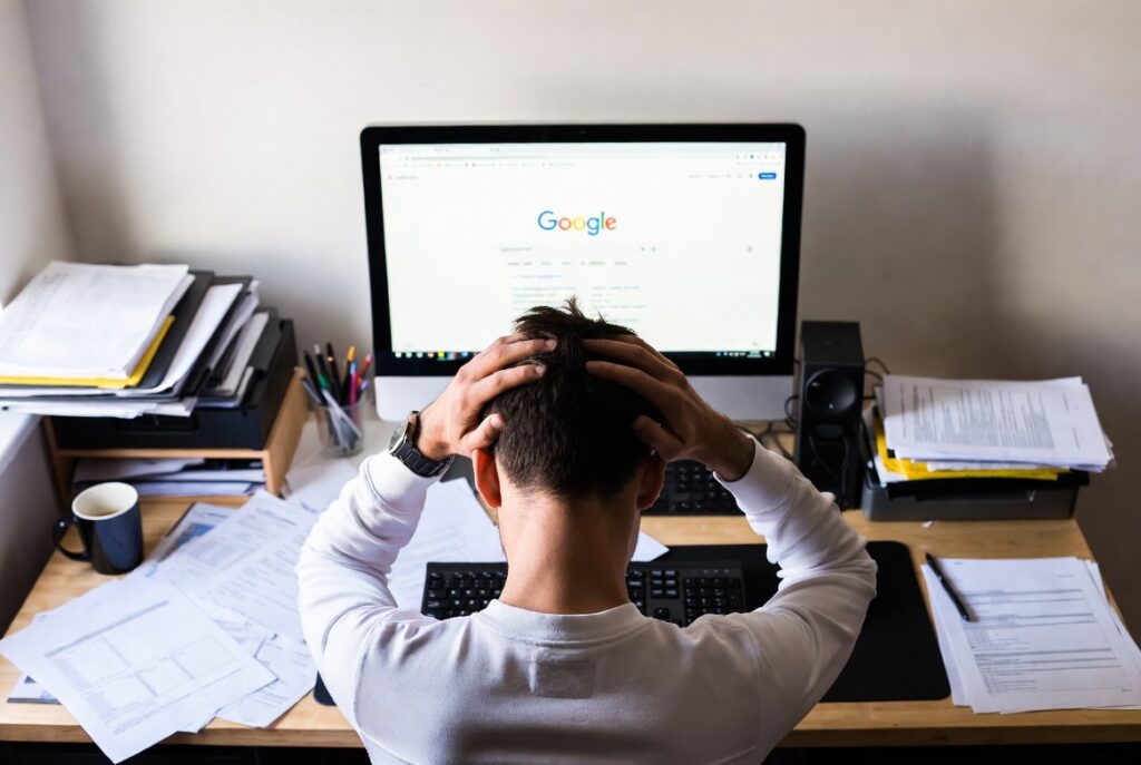 grok-image-583bfca7-6bd1-4b2a-8b98-3f94a6fd6357-1024x687 El gigante de barro: anatomía del declive operativo de Google