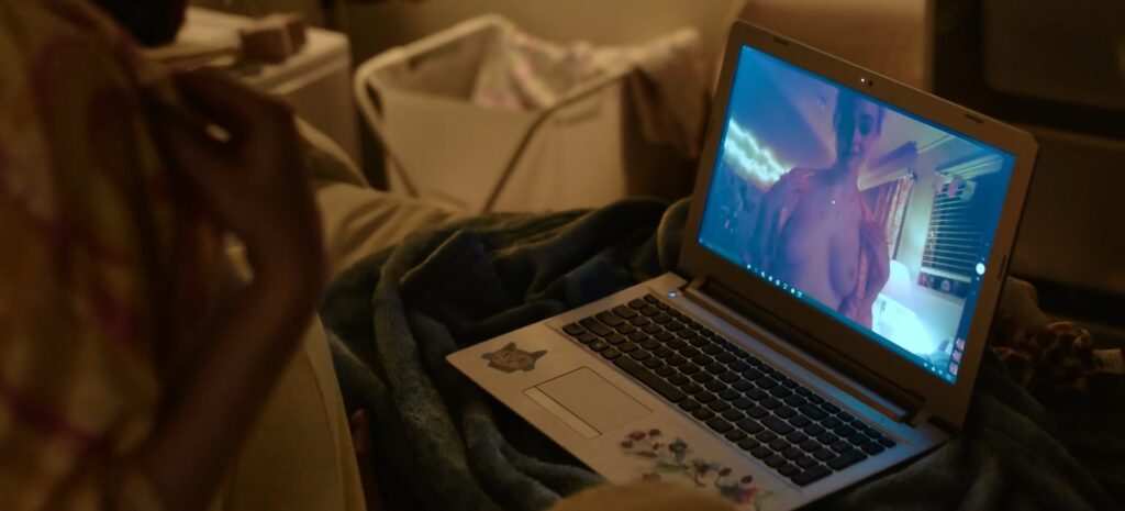 wRZ0joMb_o-1024x465 La metamorfosis desnuda de Elle Fanning: desmitificando el cuerpo en Margo’s Got Money Troubles