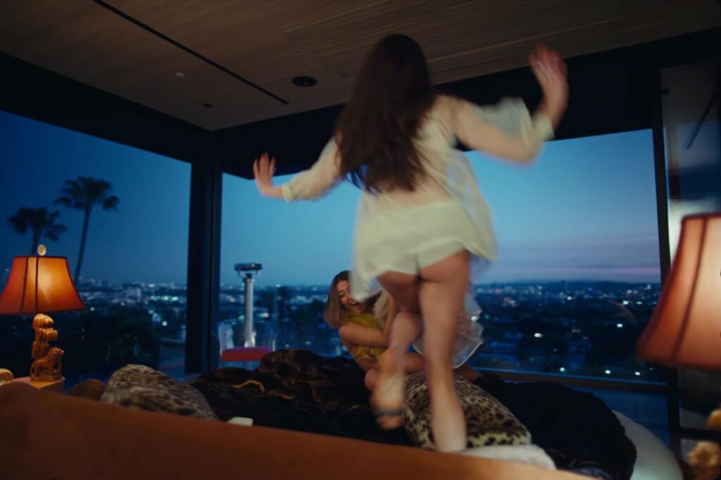 ykdksdfu_o-1024x682 Sabrina Carpenter, Margaret Qualley, y Madelyn Cline y sus culos en el videoclip 'House Tour'