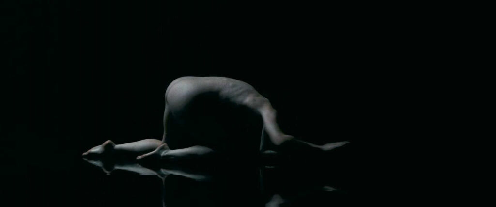 Anne-Hathaway-desnuda-en-Mother-Mary-2026-1024x427 Anne Hathaway desnuda en Mother Mary (2026): cuando el prestigio confunde solemnidad con profundidad