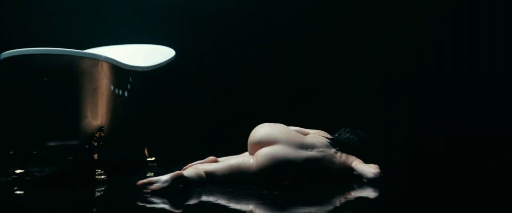 Anne-Hathaway-desnuda-en-Mother-Mary-2027-1024x427 Anne Hathaway desnuda en Mother Mary (2026): cuando el prestigio confunde solemnidad con profundidad