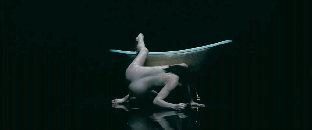 Anne-Hathaway-desnuda-en-Mother-Mary-2028-1024x427 Anne Hathaway desnuda en Mother Mary (2026): cuando el prestigio confunde solemnidad con profundidad
