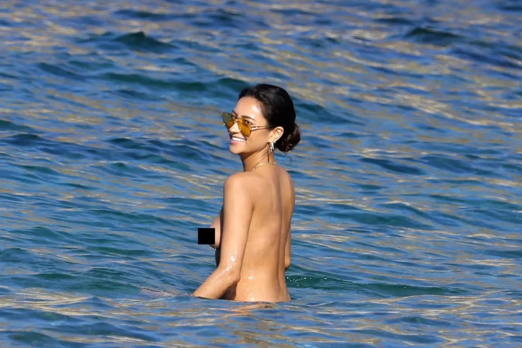Shay-Mitchell-desnuda-el-nuevo-Baywatch-3-1024x683 Shay Mitchell desnuda el nuevo Baywatch: del glamour digital al mito de la playa eterna