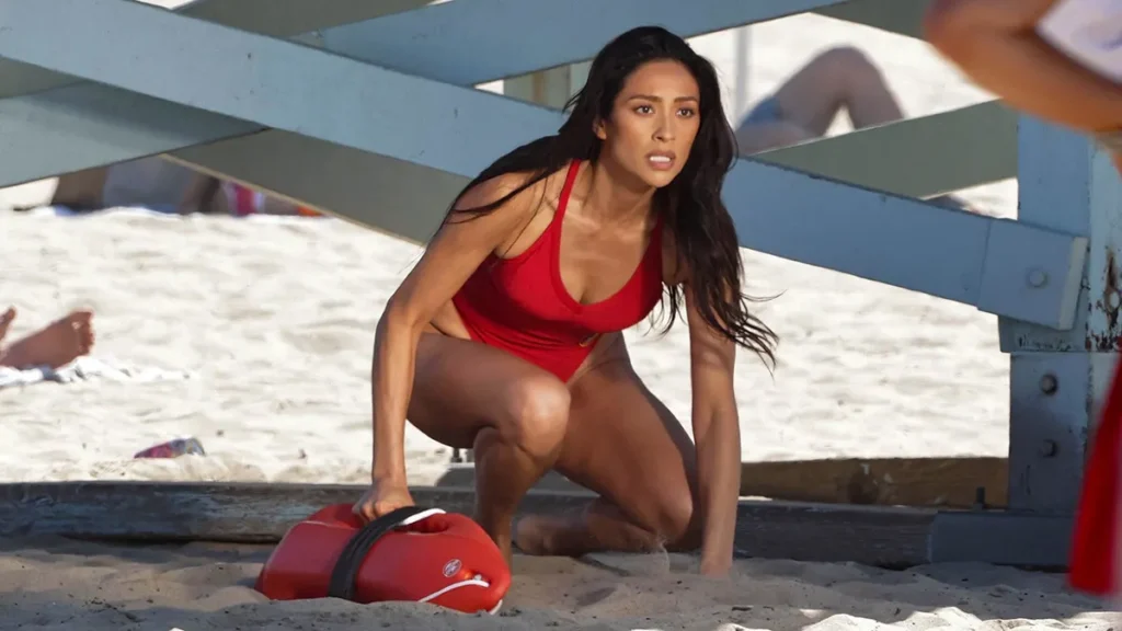 Shay-Mitchell-desnuda-el-nuevo-Baywatch-4-1024x576 Shay Mitchell desnuda el nuevo Baywatch: del glamour digital al mito de la playa eterna