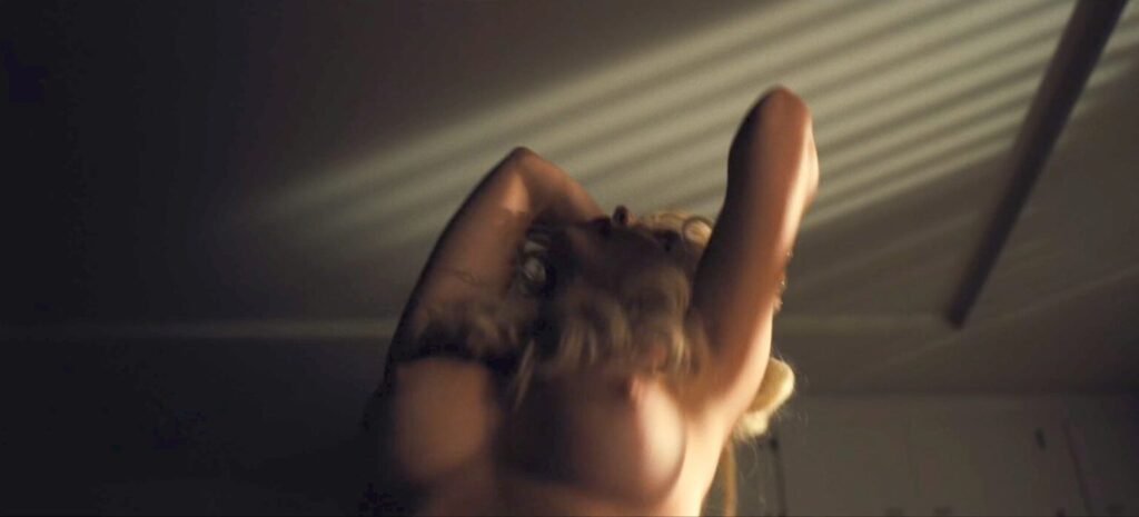 sydney-sweeney-naked-huge-tits-moaning-euphoria-topless.png-011-1536x698-1-1024x465 El descenso carnal de Cassie: Sydney Sweeney convierte Euphoria en un delirio febril de deseo y autodestrucción