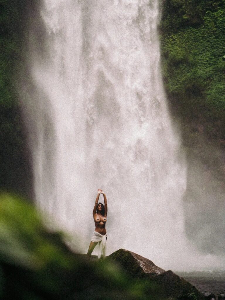 tatiana-panakal-steamy-topless-waterfall-photoshoot-001-1152x1536-1-768x1024 Tatiana Panakal desnuda para el mundo