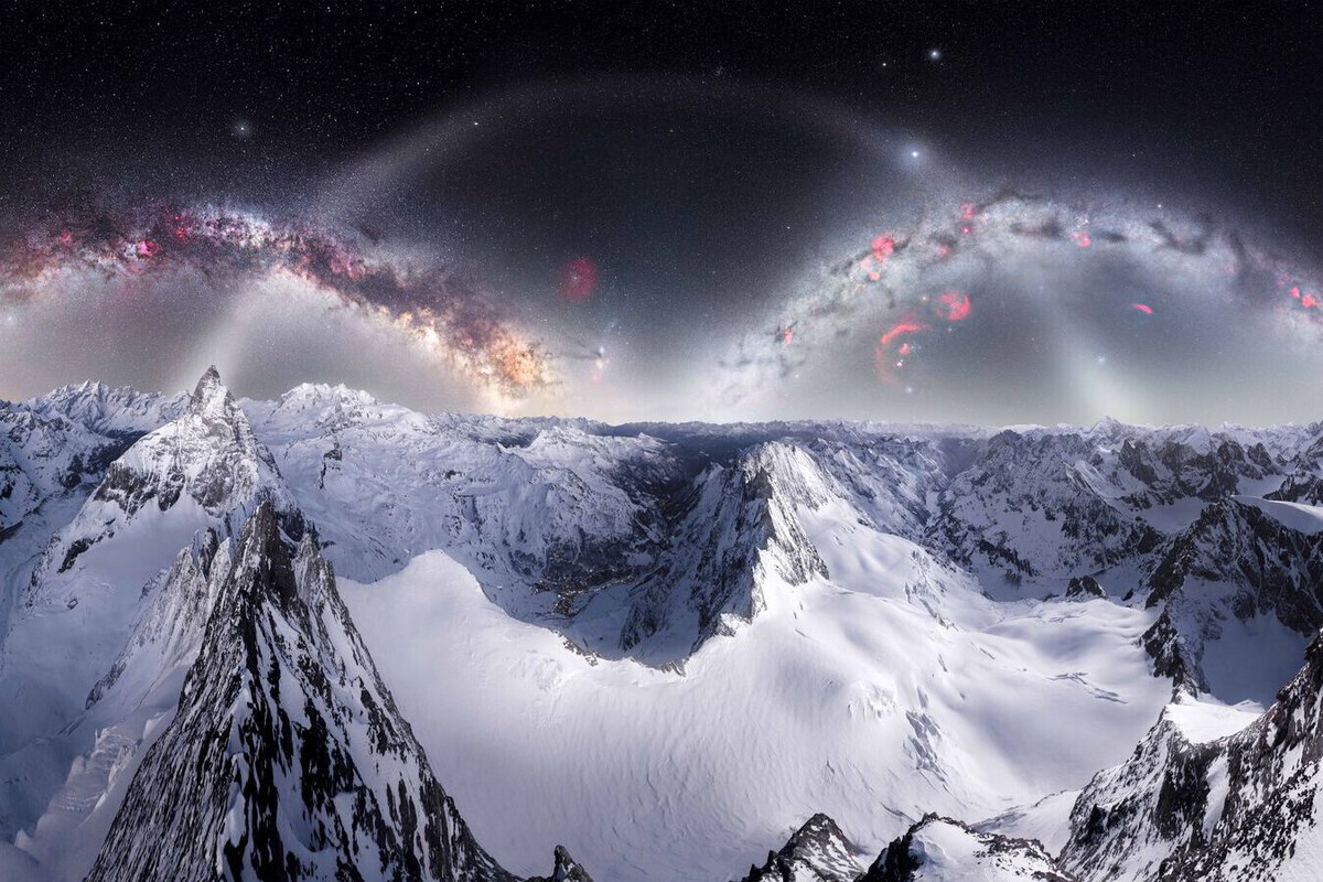 tres arcos de luz sobre la noche de los Alpes